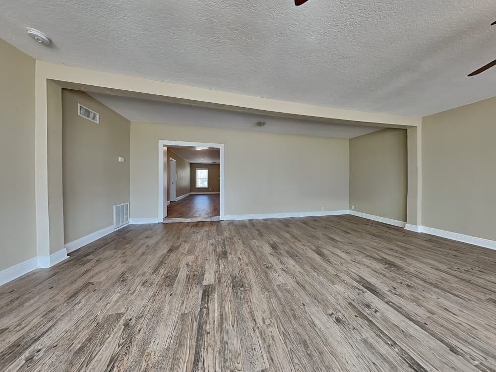 725 Clayton St - Photo 4 of 6