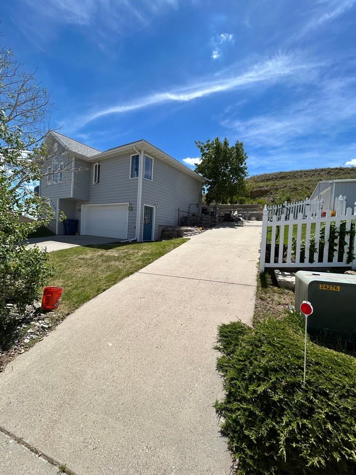 2100 Poplar Dr - Photo 4 of 9