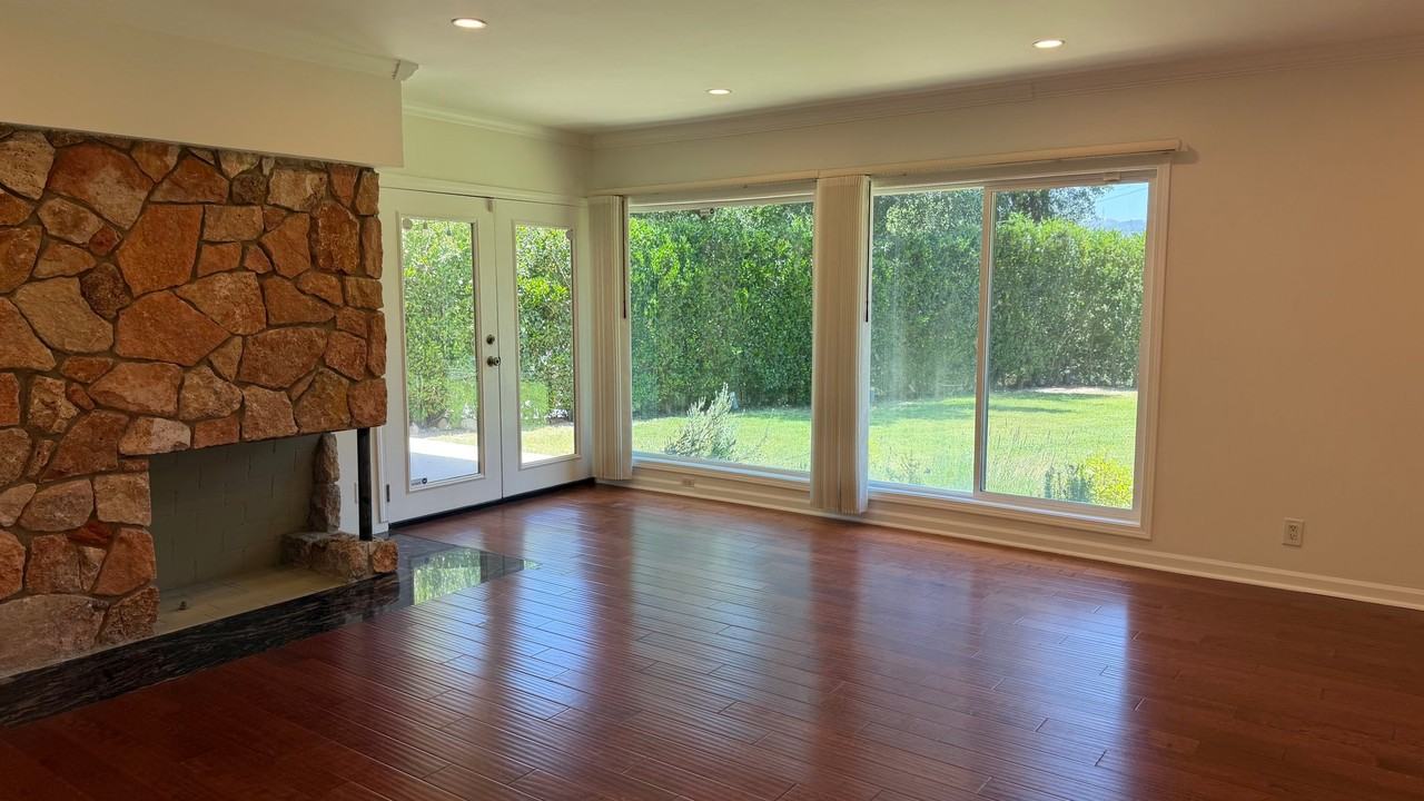 1385 Greenmont Dr - Photo 4 of 10