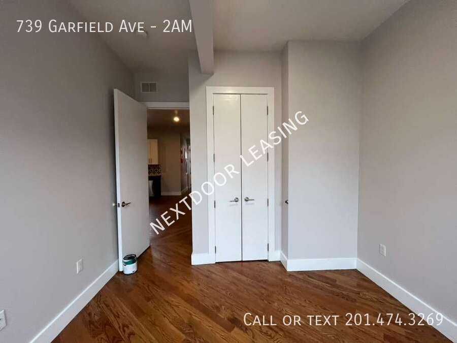 739 Garfield Ave #2AM - Photo 5 of 9