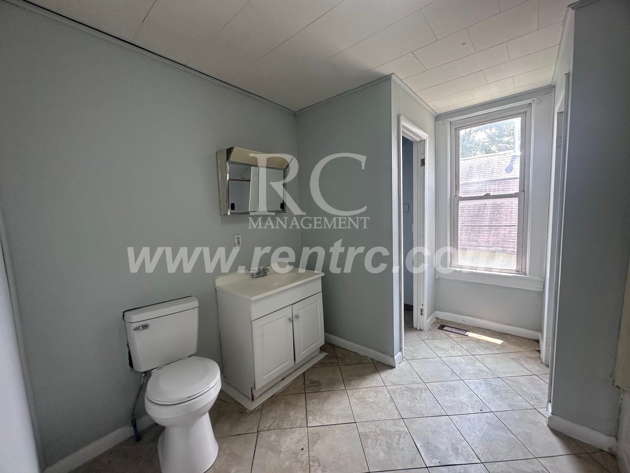 1135 N Jackson St - Photo 4 of 11