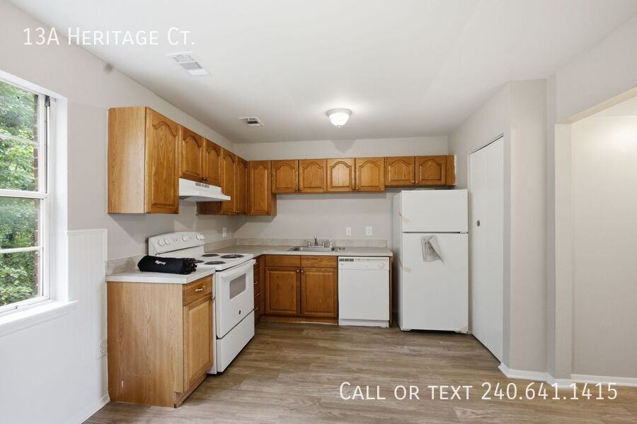 13 Heritage Ct Apt A - Photo 3 of 14