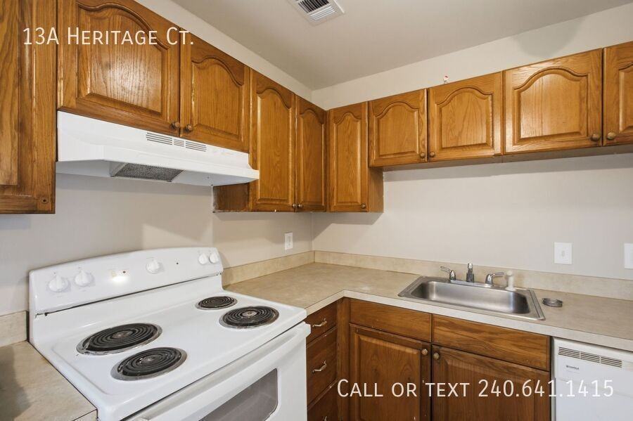 13 Heritage Ct Apt A - Photo 4 of 14