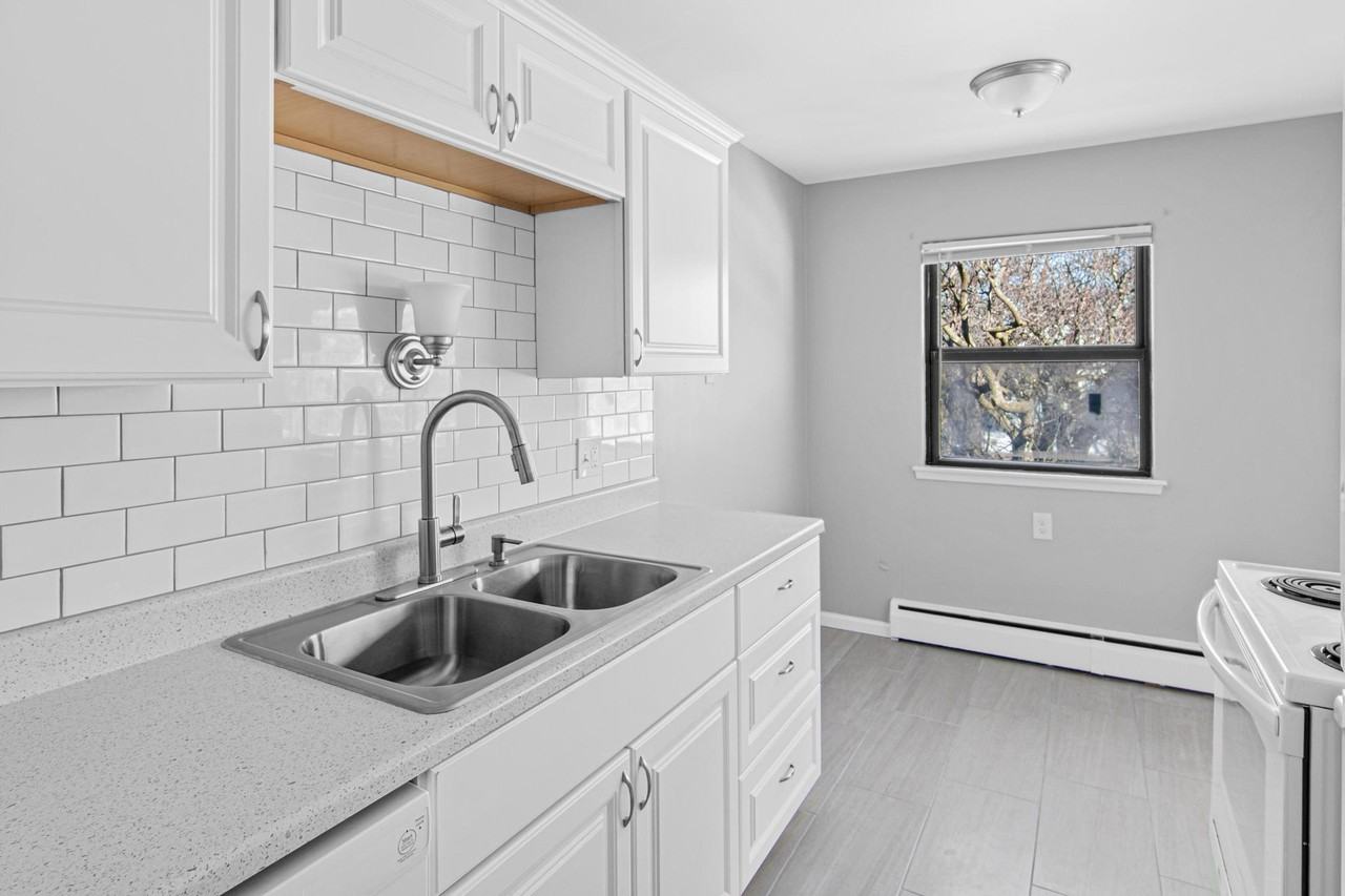 1086 York Avenue - Photo 2 of 7