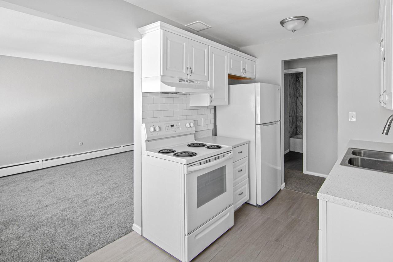1086 York Avenue - Photo 3 of 7
