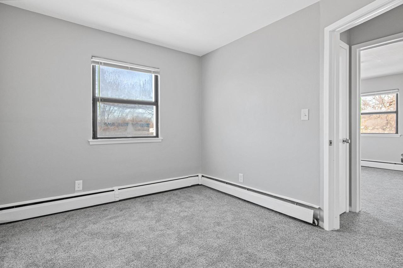 1086 York Avenue - Photo 4 of 7