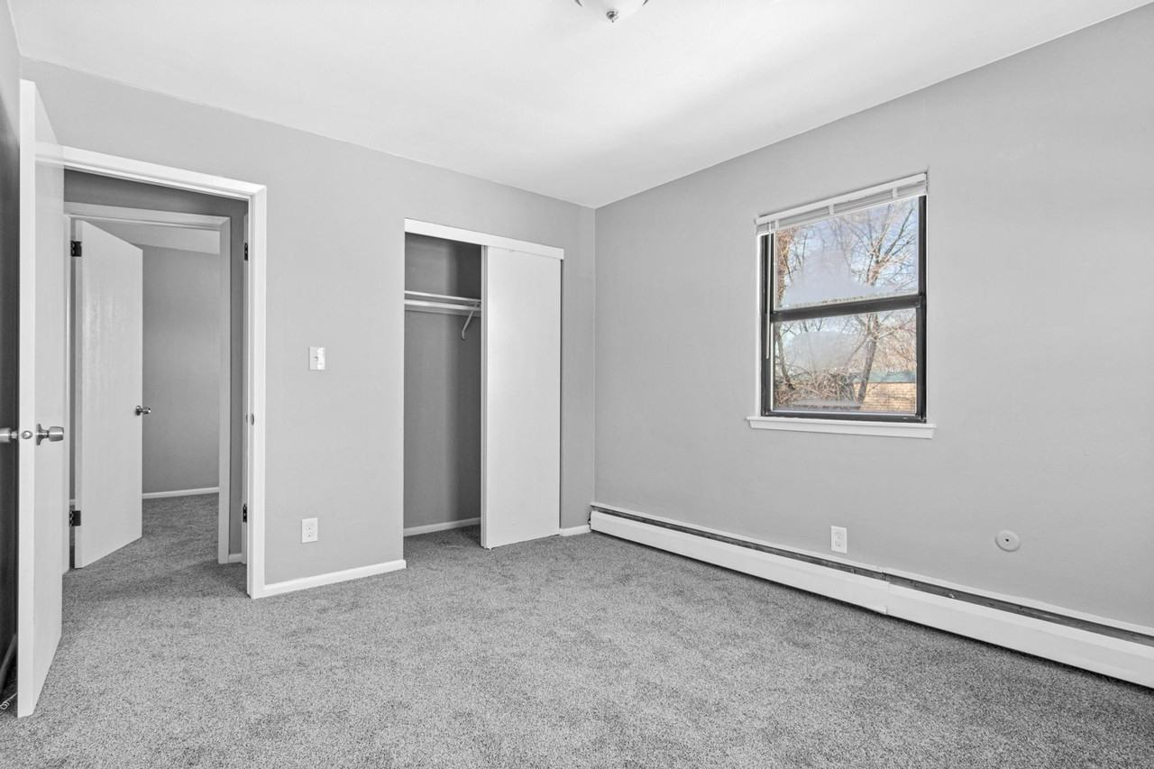 1086 York Avenue - Photo 5 of 7