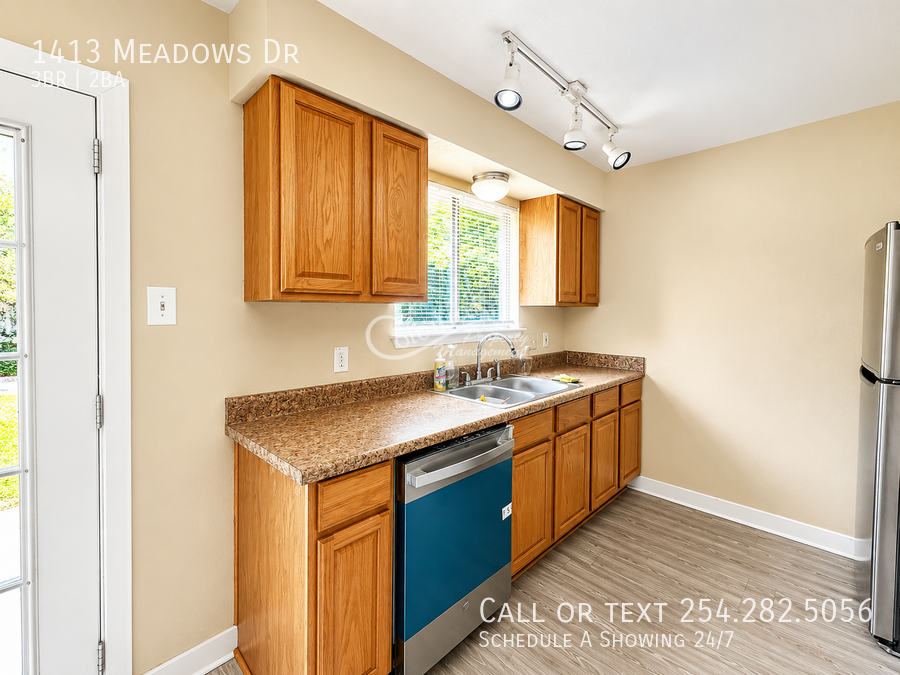 1413 Meadows Dr - Photo 5 of 13