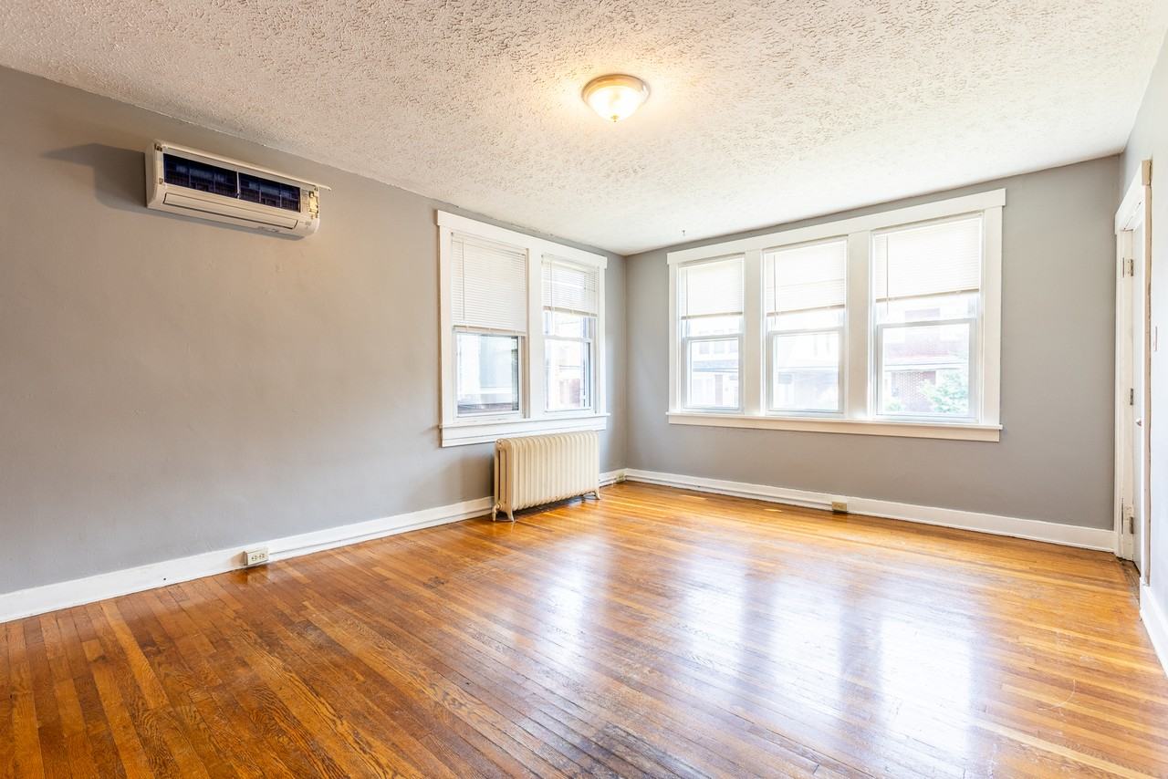 1207 Kelton Avenue - Photo 3 of 10