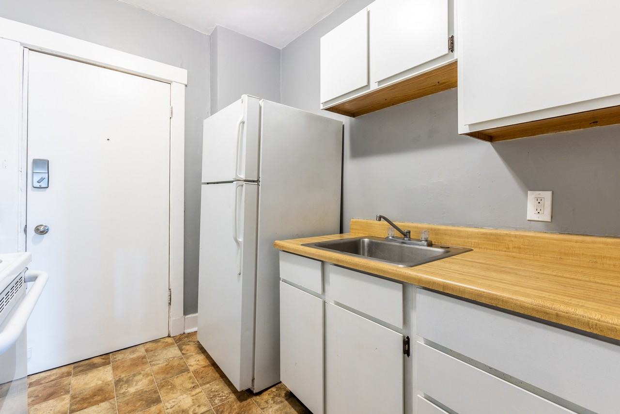 1207 Kelton Avenue - Photo 5 of 10