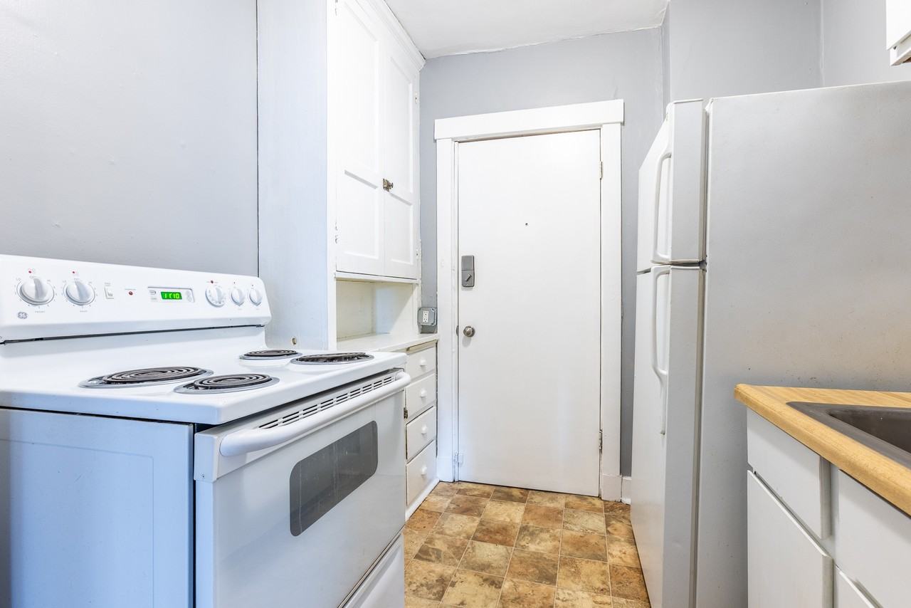 1207 Kelton Avenue - Photo 6 of 10