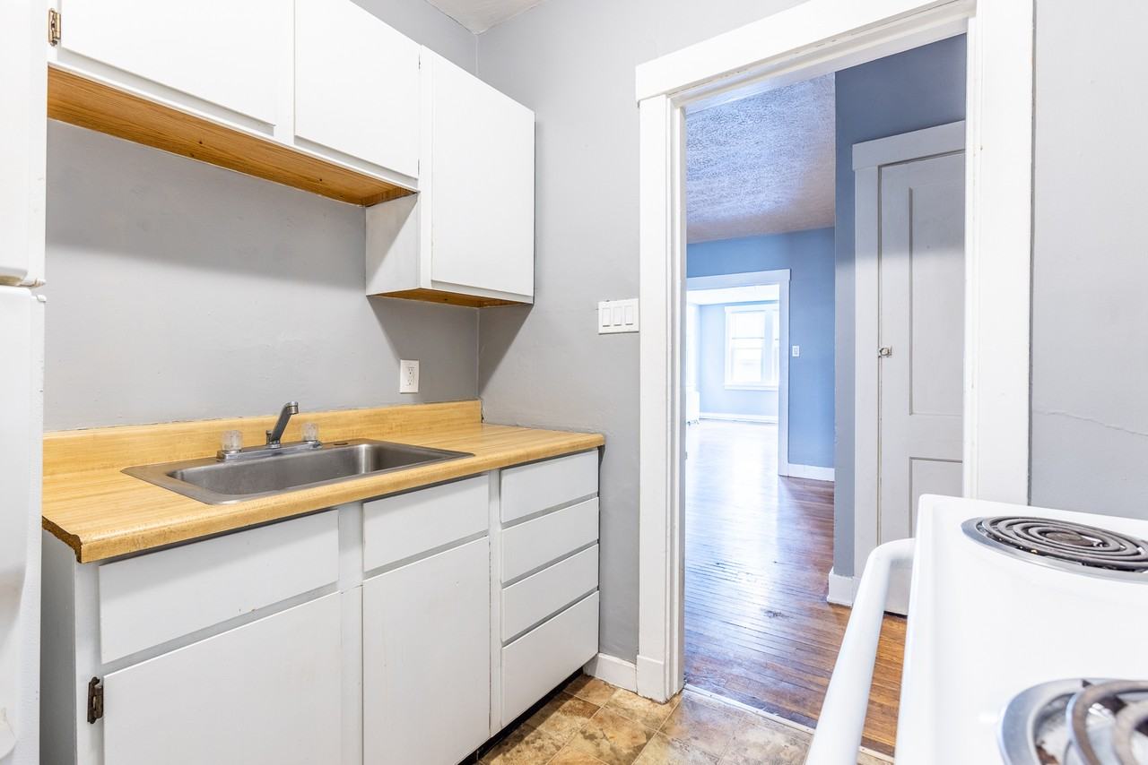 1207 Kelton Avenue - Photo 7 of 10