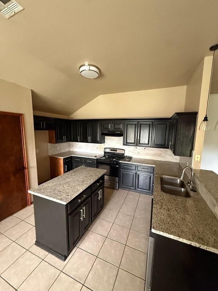 2021 Cedar Meadow Ln - Photo 7 of 14