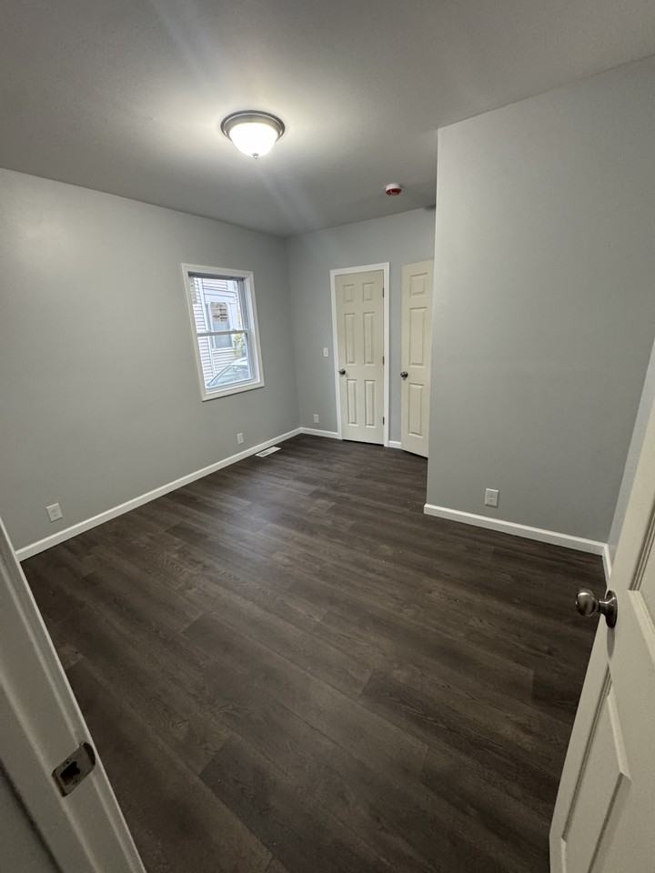 240 College St - Photo 3 of 5