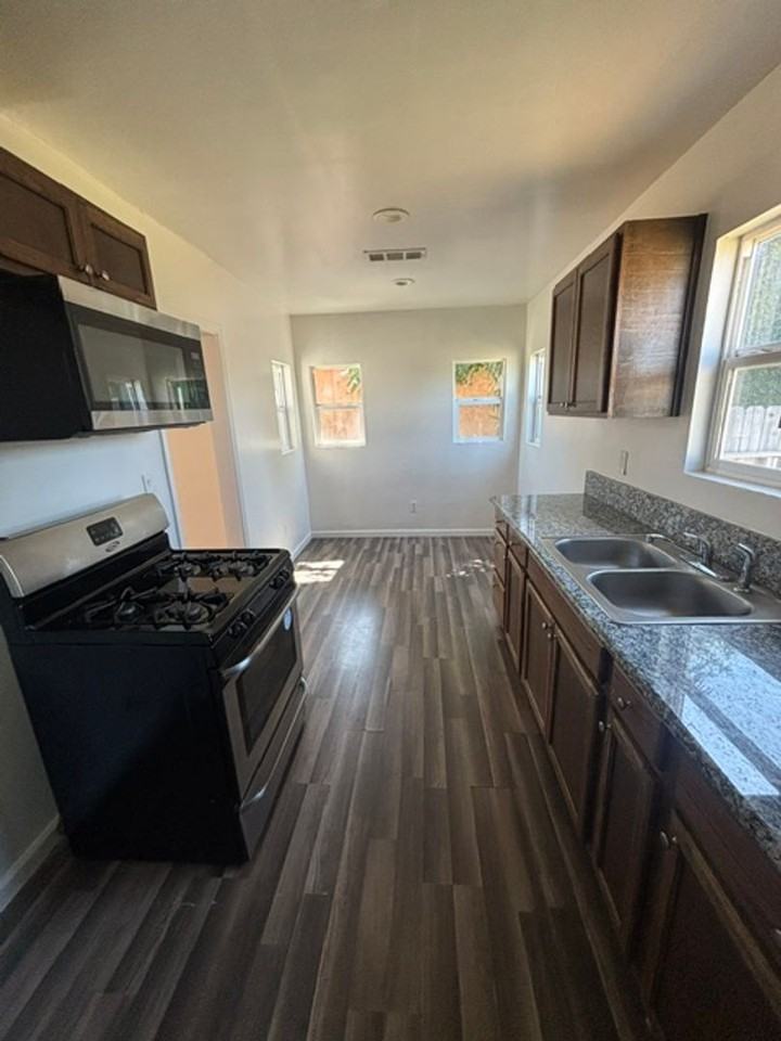 309 Lloyd St - Photo 3 of 10