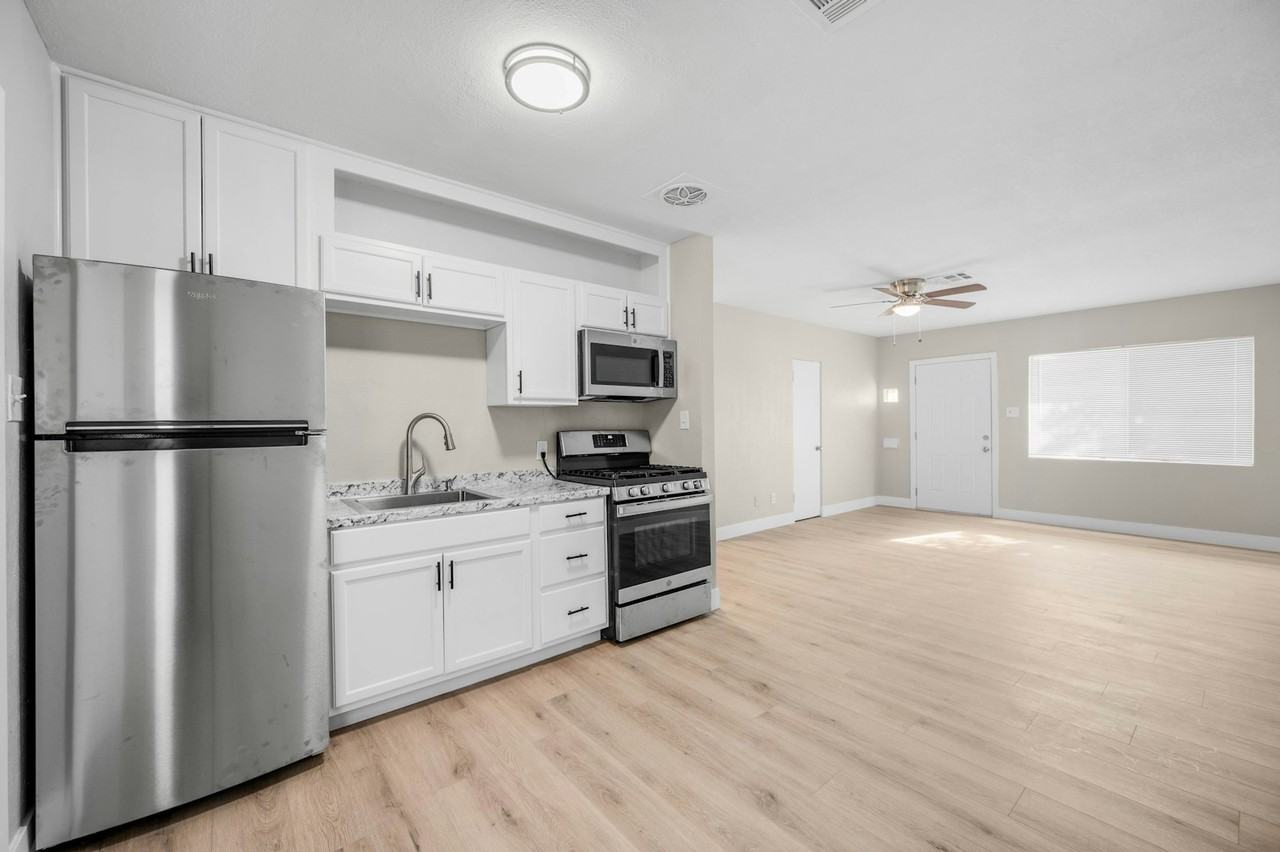 3836 North 15th Avenue, Unit 7 - Photo 7 of 16