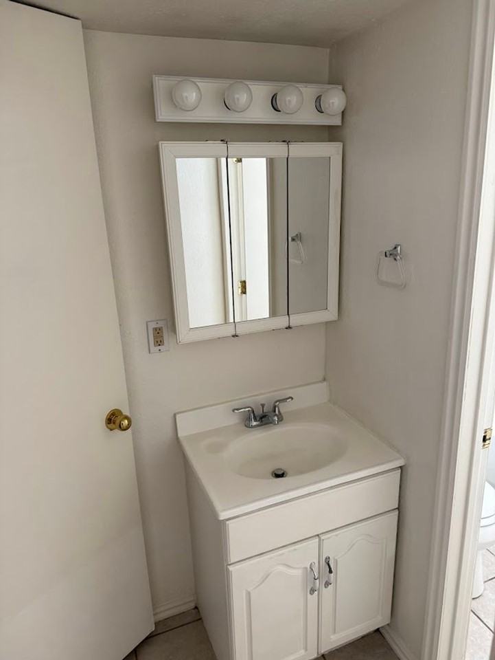 927 S 1635 W - Photo 5 of 44