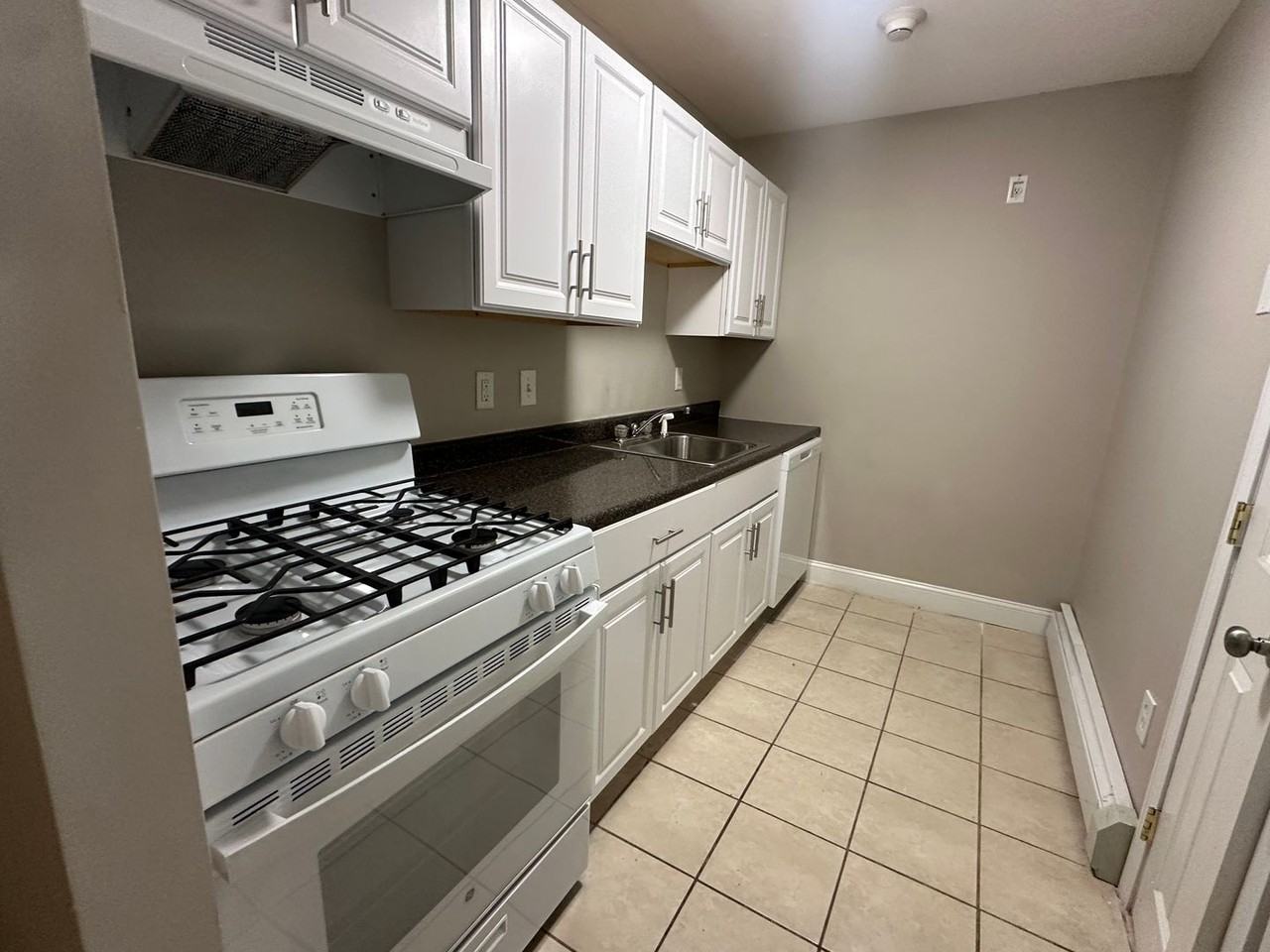 283-435 283-435 Oaklawn Ave - 435 Oaklawn Ave #114 - Photo 5 of 7