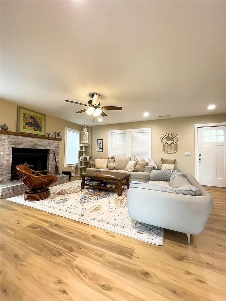 558 N Highland Ave - Photo 2 of 9