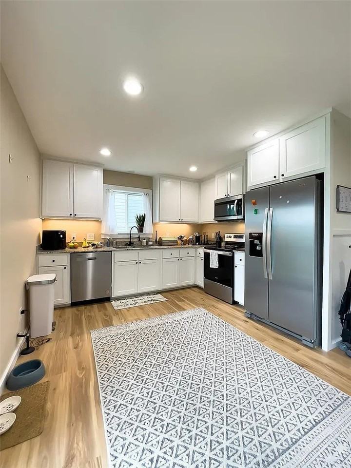 558 N Highland Ave - Photo 3 of 9