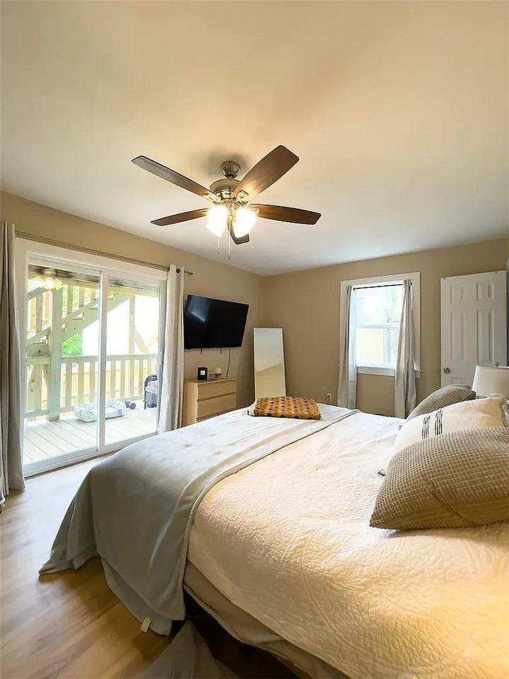 558 N Highland Ave - Photo 4 of 9