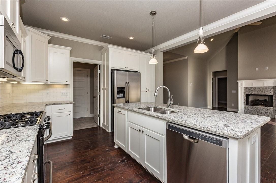 1511 Abbey Ln - Photo 3 of 16