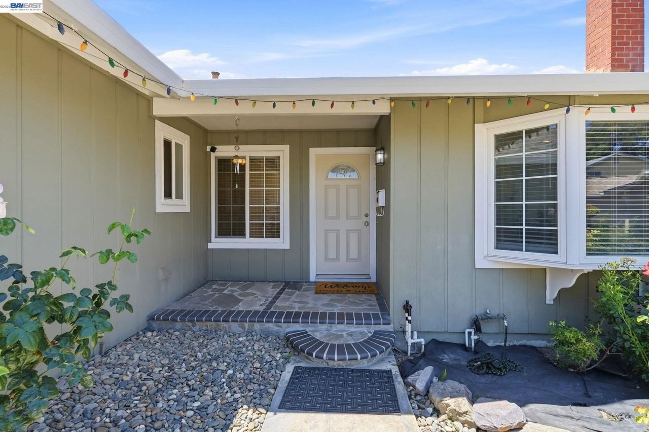 325 Goshen Ct - Photo 4 of 41