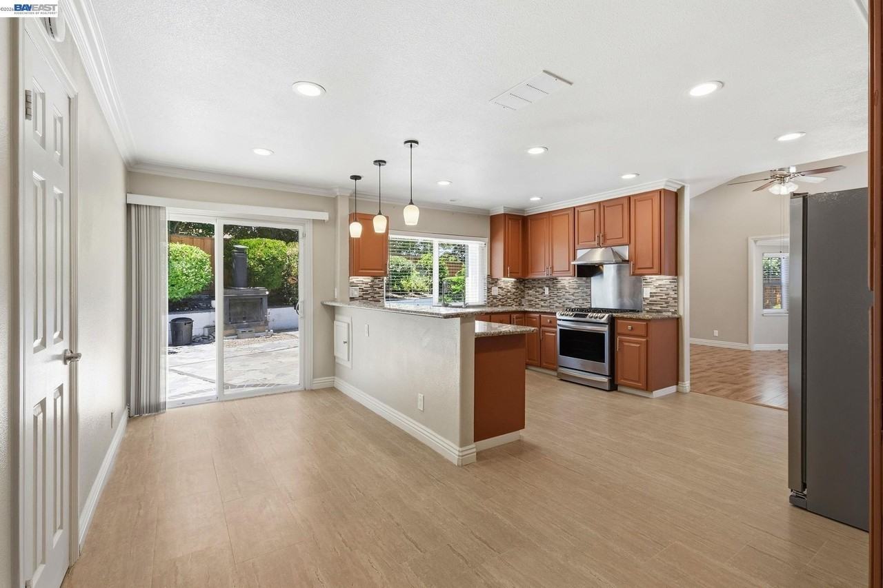 325 Goshen Ct - Photo 6 of 41