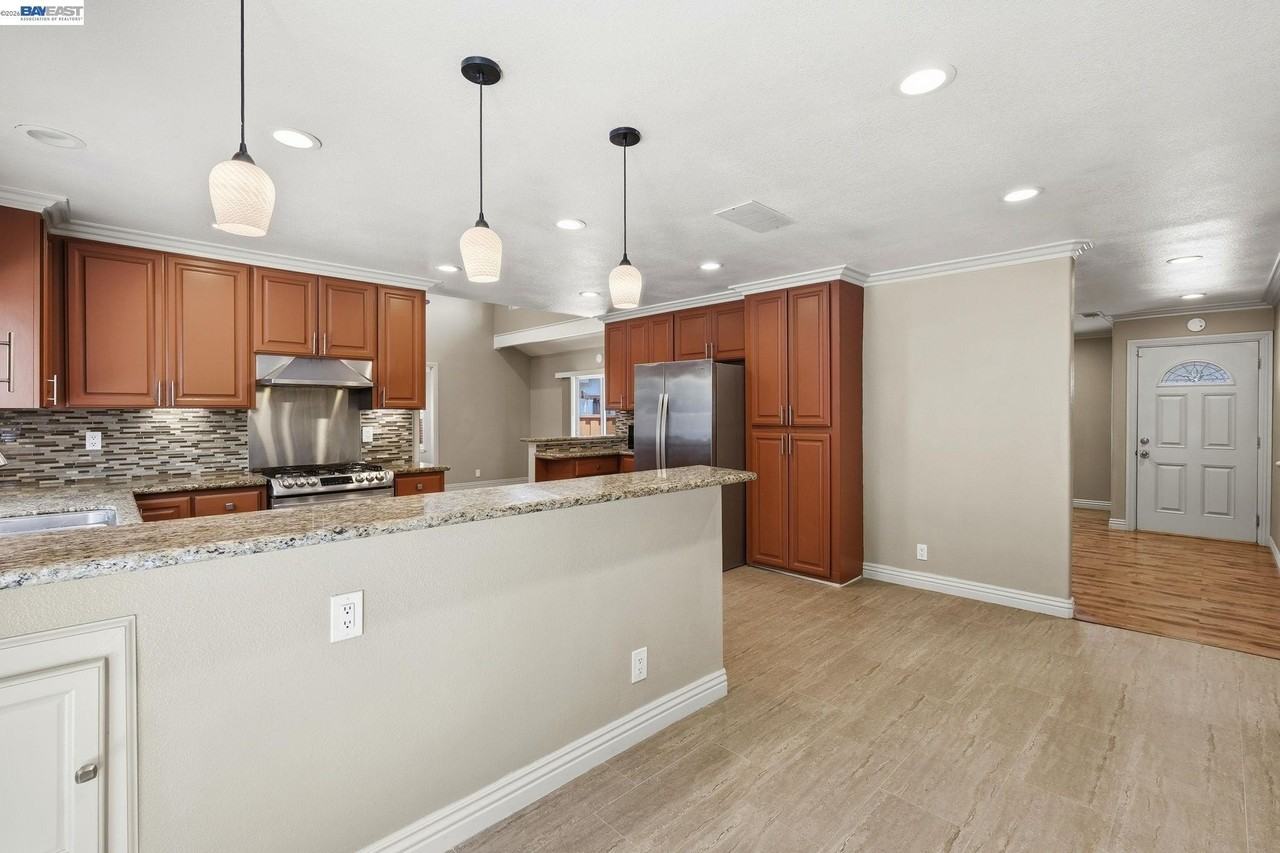 325 Goshen Ct - Photo 7 of 41