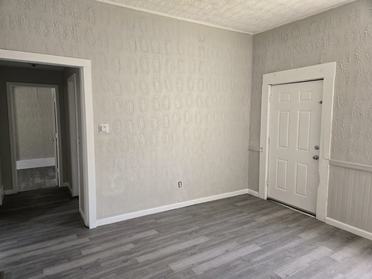 3912 Archwood Ave - Photo 4 of 8