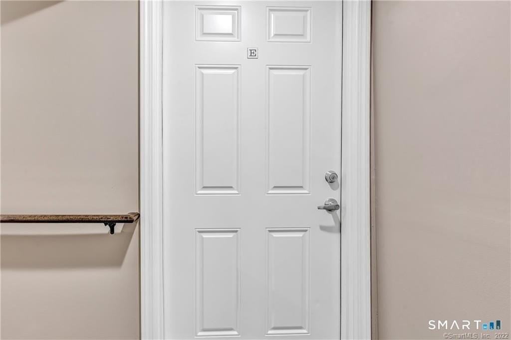 418 Howe Ave #E - Photo 2 of 9