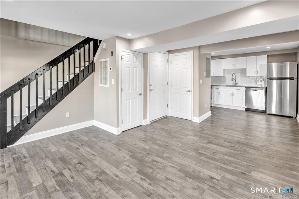 418 Howe Ave #E - Photo 3 of 9