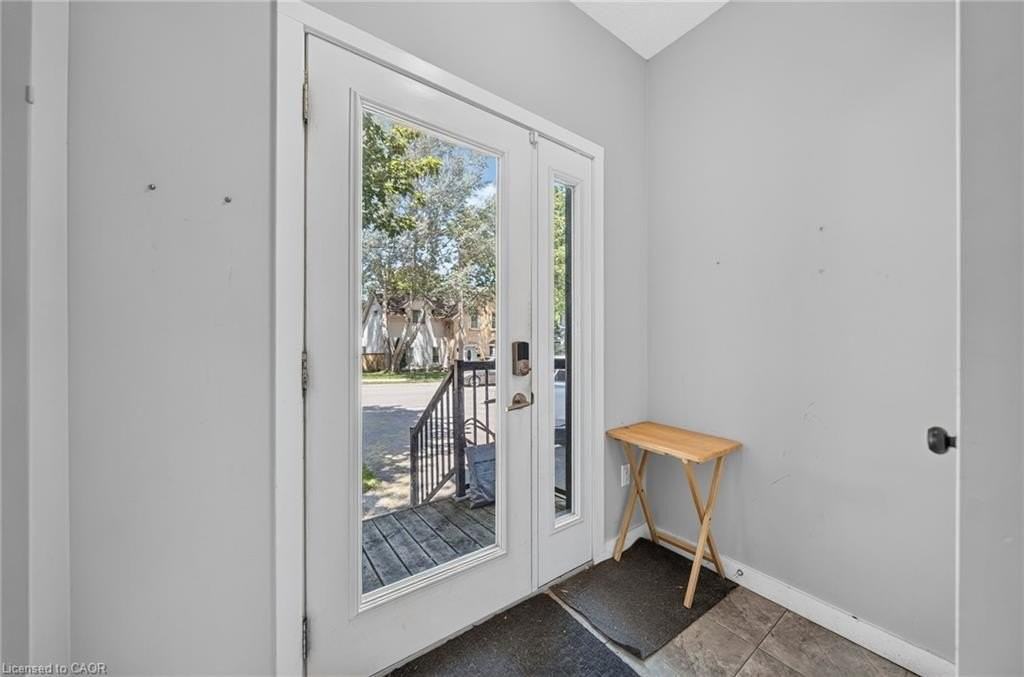 519 Duke St W Uppr - Photo 5 of 36