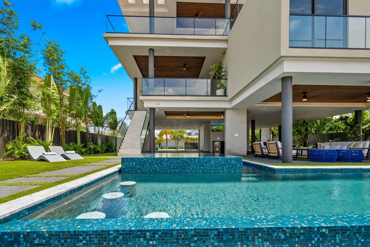 16 S Exuma Rd - Photo 2 of 15