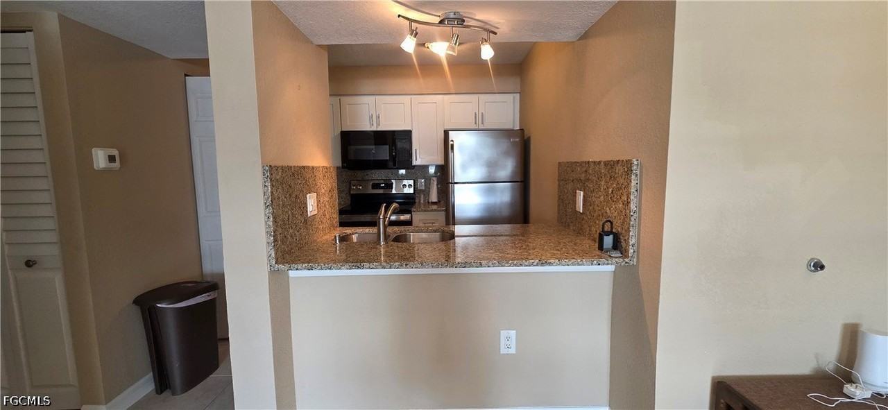 3419 Winkler Ave - Photo 4 of 30
