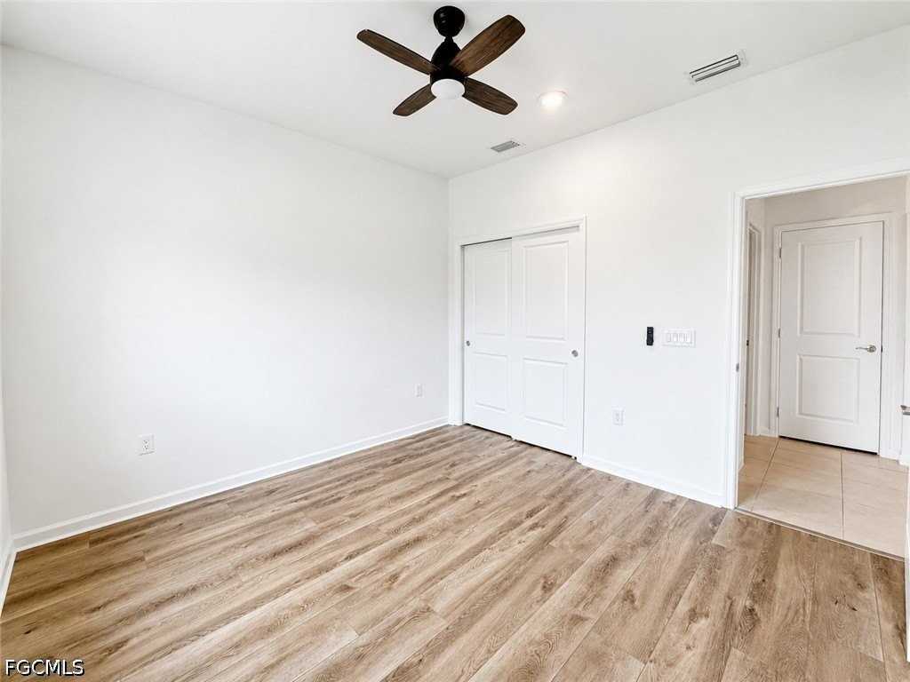 42723 Valley Brooks St - Photo 5 of 23
