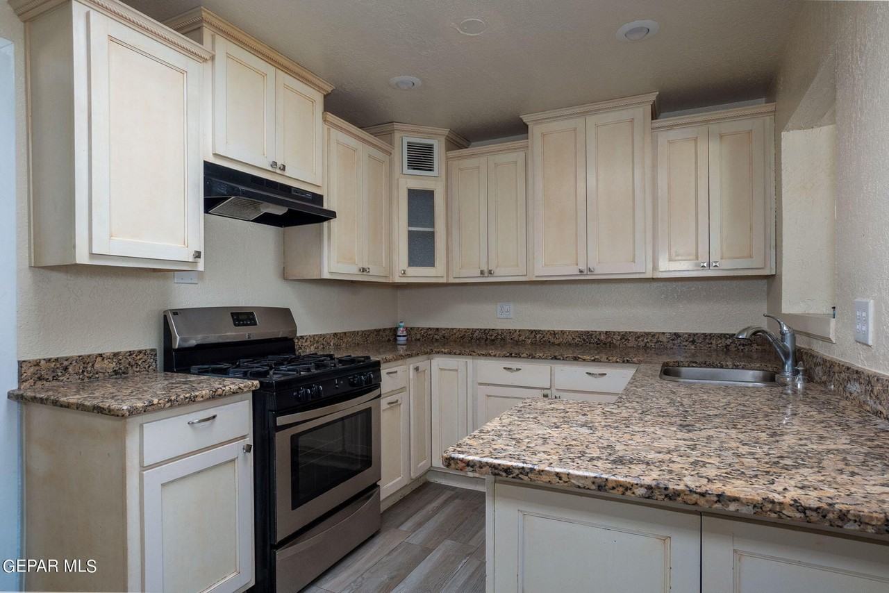 9309 Montgomery Dr - Photo 3 of 20