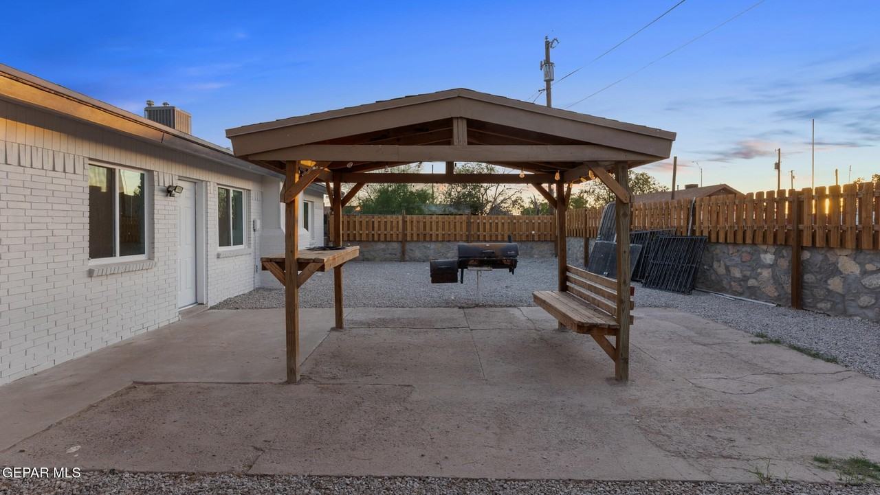 513 Gilmore Way - Photo 4 of 32