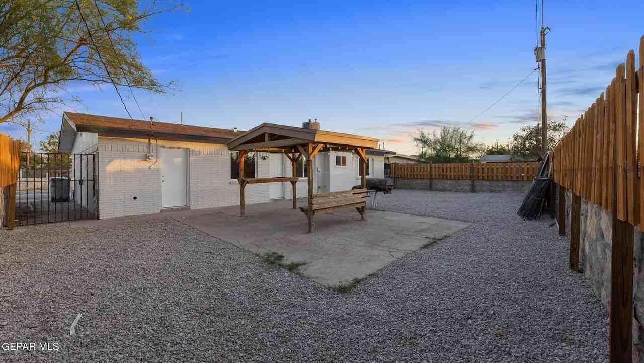513 Gilmore Way - Photo 5 of 32