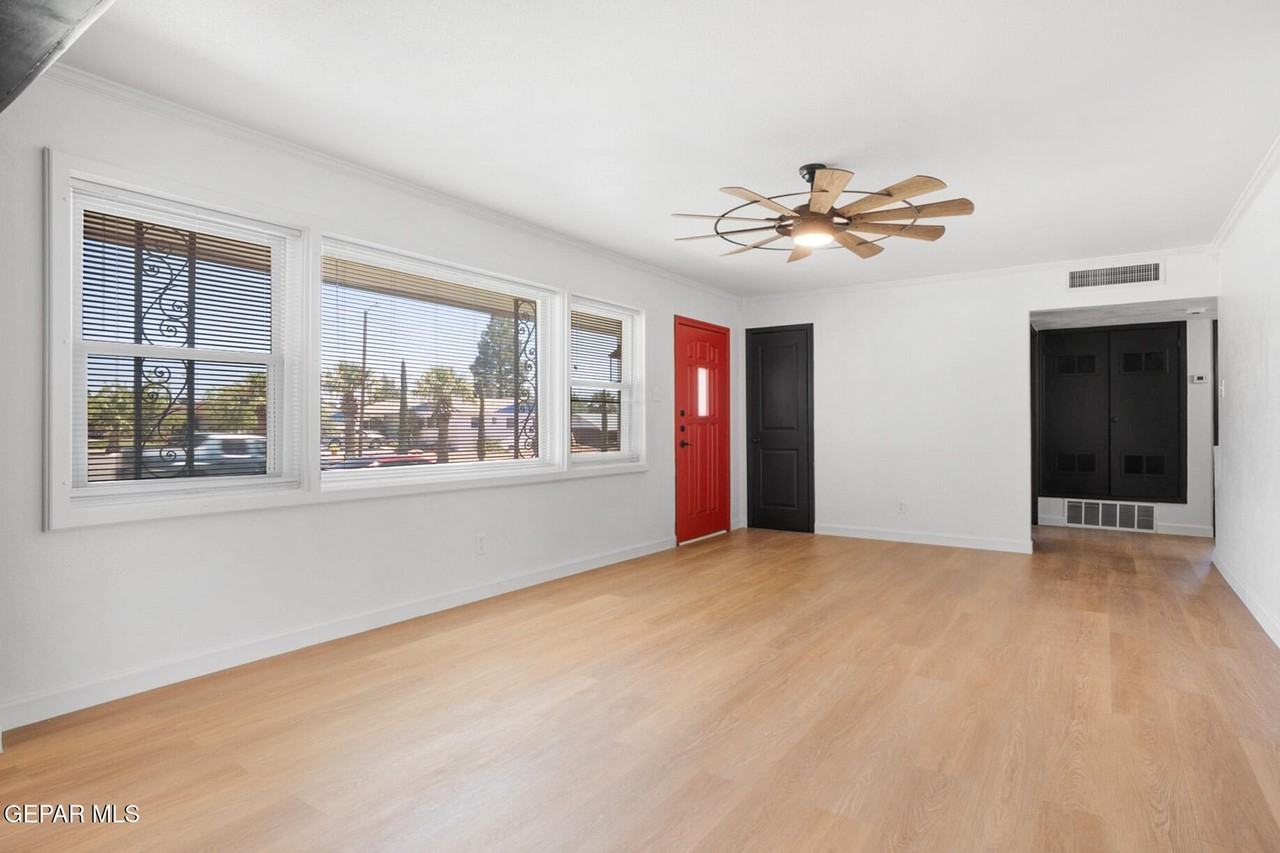 204 S Balboa Rd - Photo 3 of 22