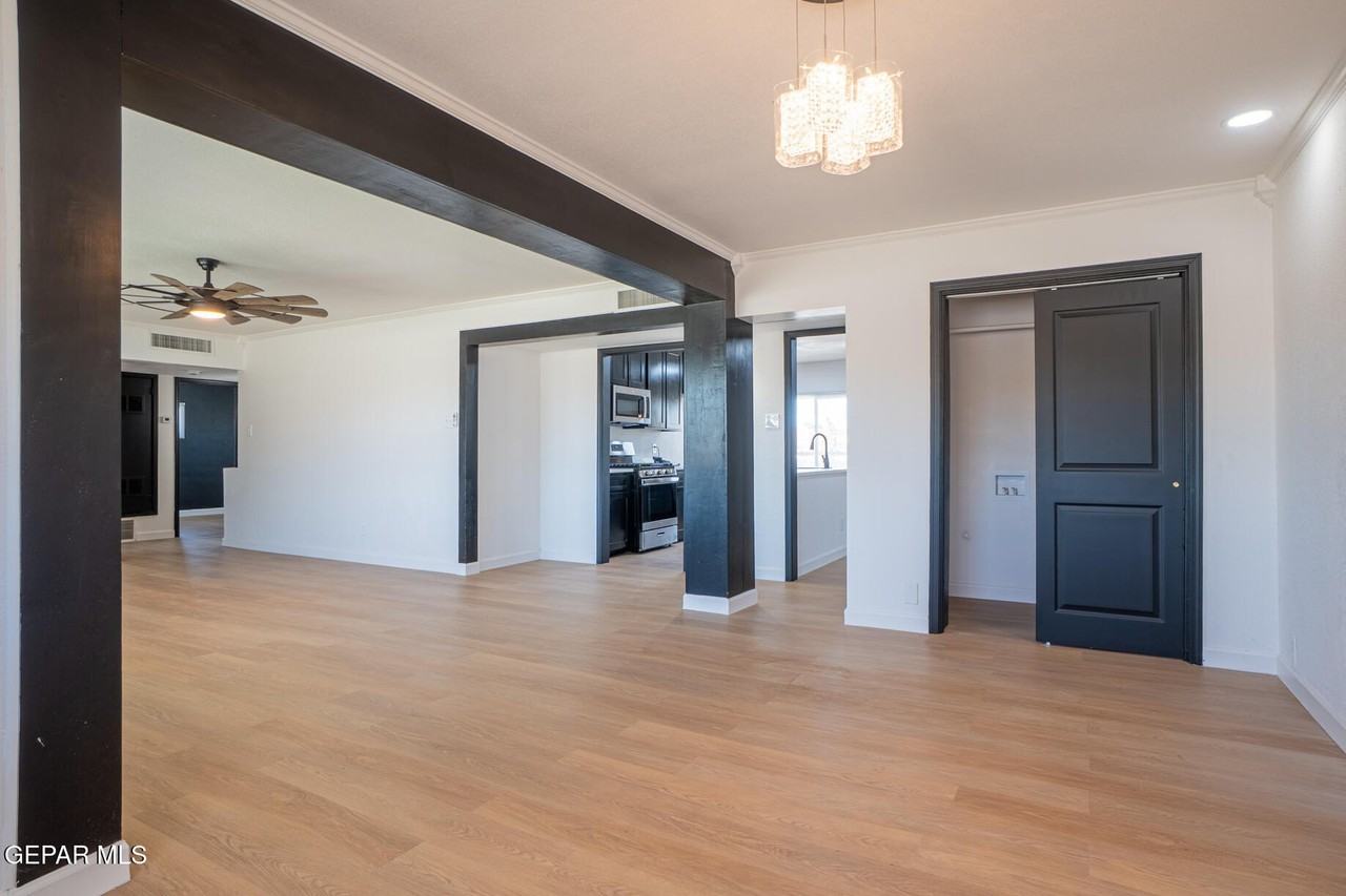 204 S Balboa Rd - Photo 4 of 22