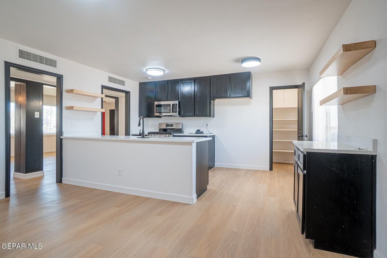 204 S Balboa Rd - Photo 6 of 22