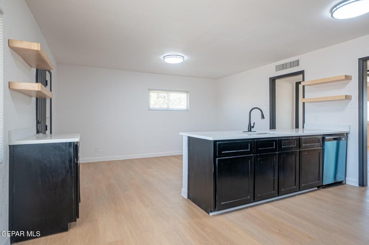 204 S Balboa Rd - Photo 7 of 22