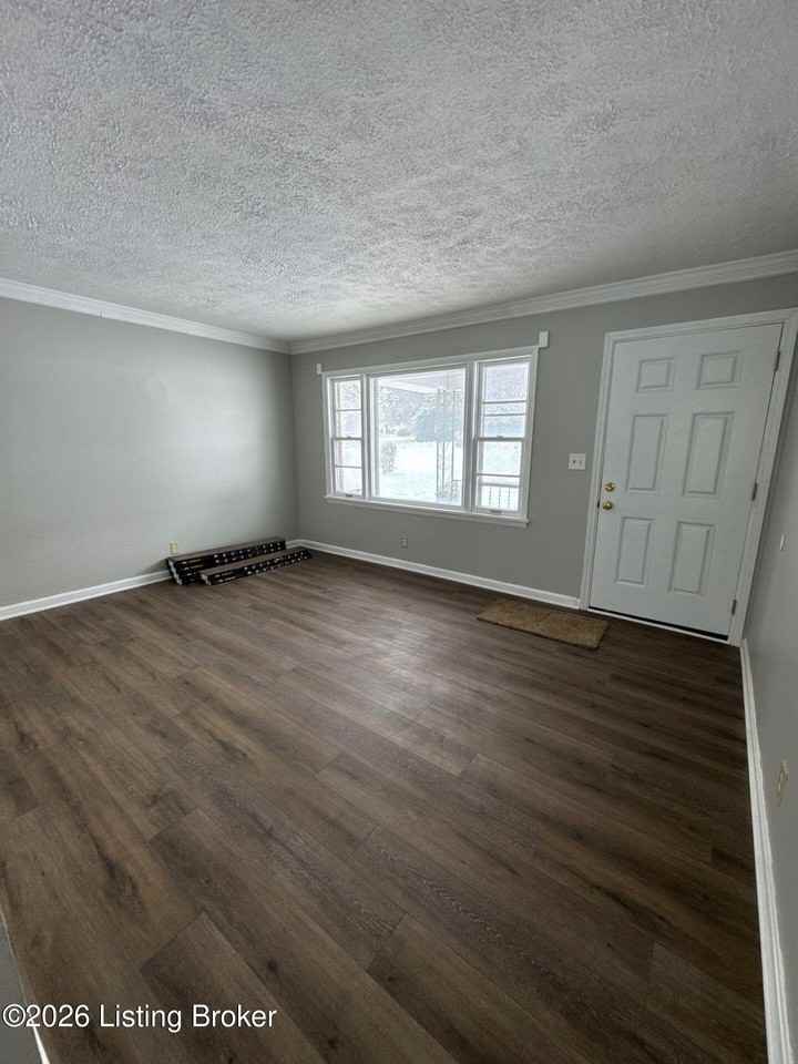 338 N Skyline Dr - Photo 2 of 40