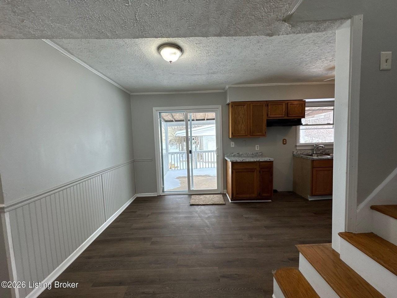 338 N Skyline Dr - Photo 5 of 40