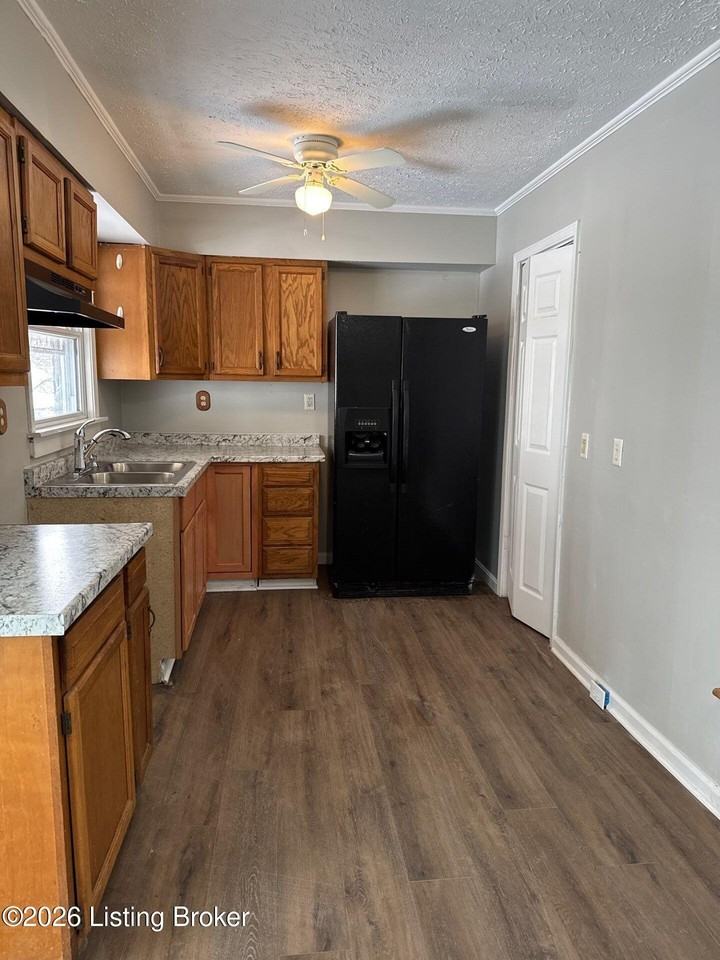 338 N Skyline Dr - Photo 6 of 40