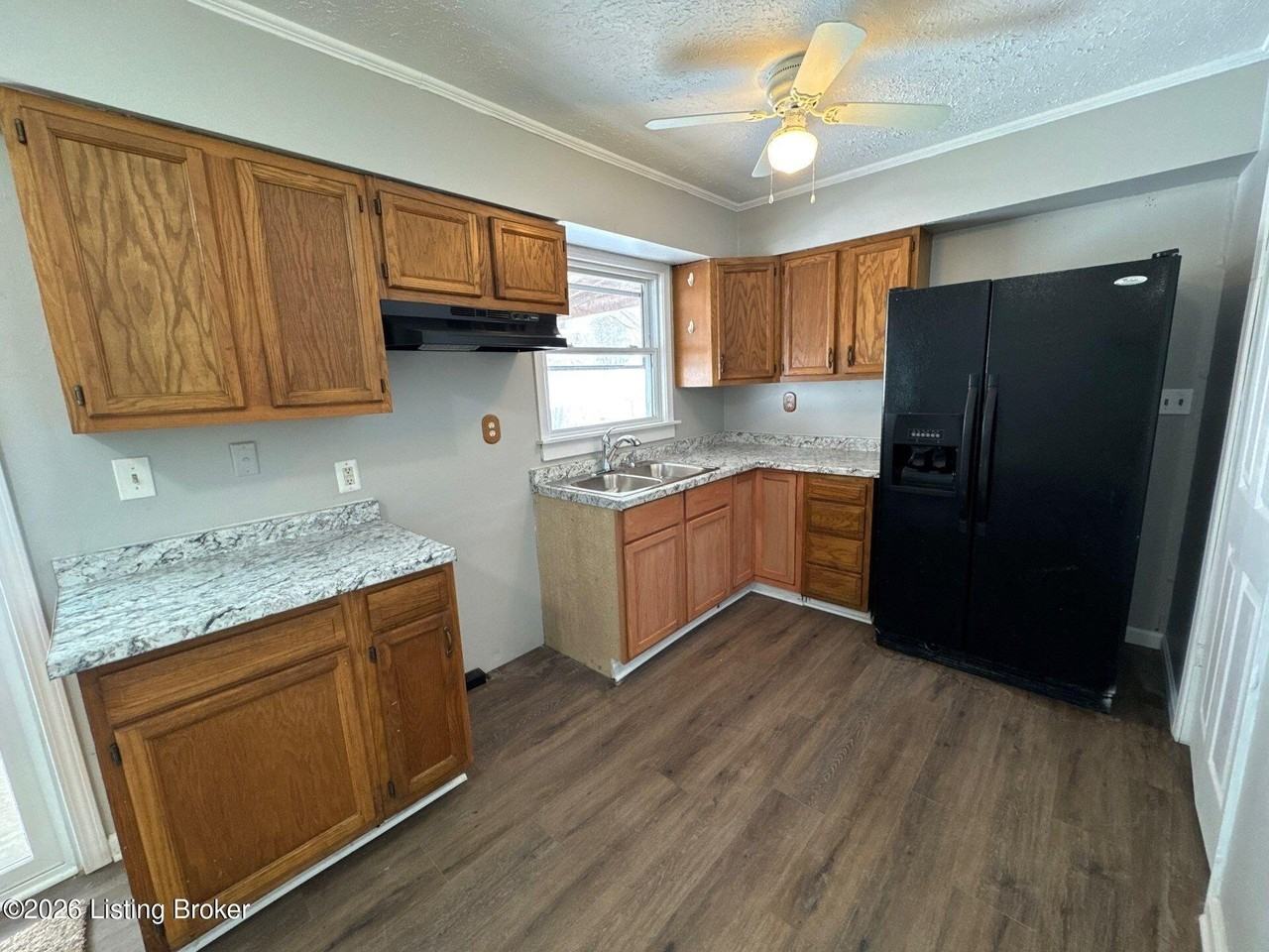 338 N Skyline Dr - Photo 7 of 40