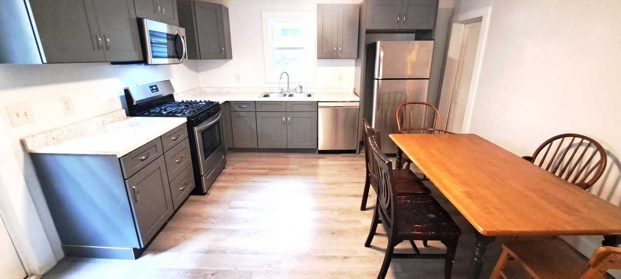 112 Hudson St - Photo 4 of 8