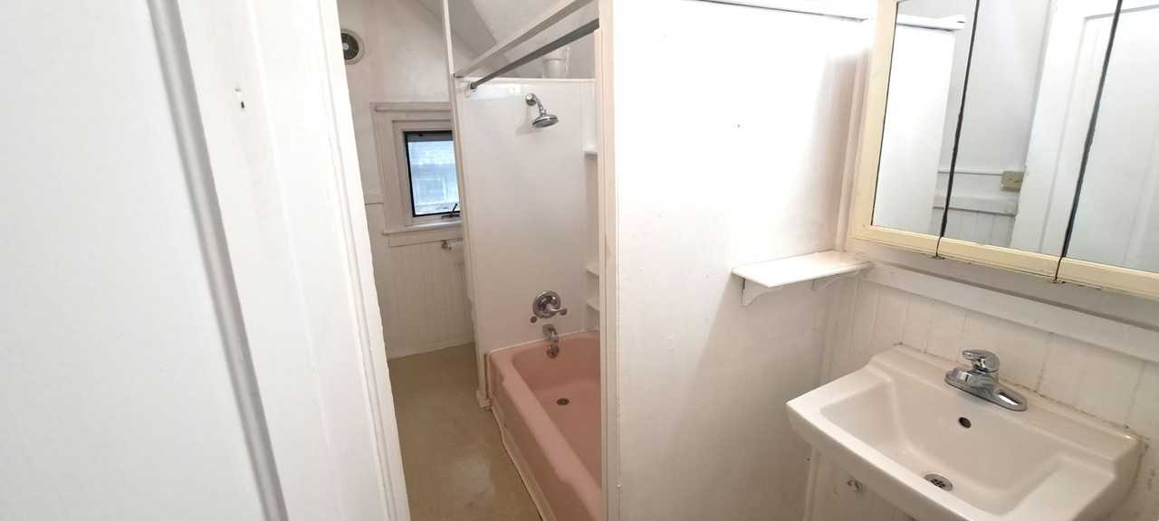 112 Hudson St - Photo 5 of 8
