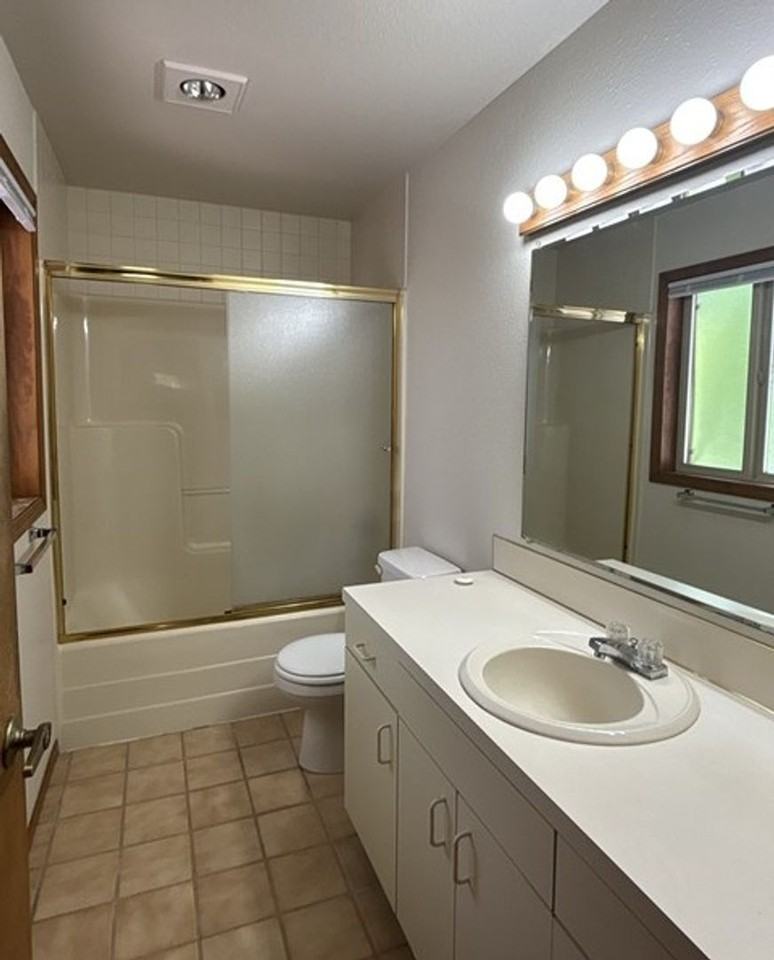 1370 Ferry St Se - Photo 6 of 16